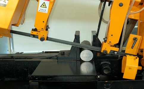 南雄数控带锯床自动送料精度会出现偏差吗？